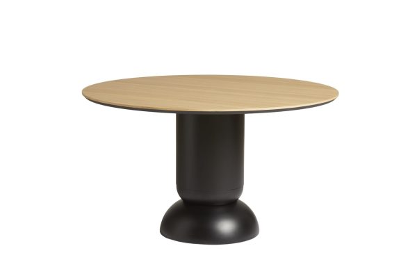 Et rundt bord med en lys træplade og en sort sokkel i et moderne design, isoleret på en hvid baggrund.