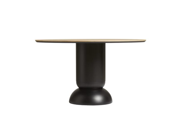 Et moderne rundt bord med mørk piedestal og en lys træplade, designet af TomorrowsDesign, isoleret på en hvid baggrund.