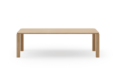 Et enkelt træbord med en rektangulær plade og fire ben, sat mod en almindelig hvid baggrund. Bordets design er minimalistisk og funktionelt og viser en naturlig træfinish, der er indbegrebet af TomorrowsDesigns etos i interiøret.