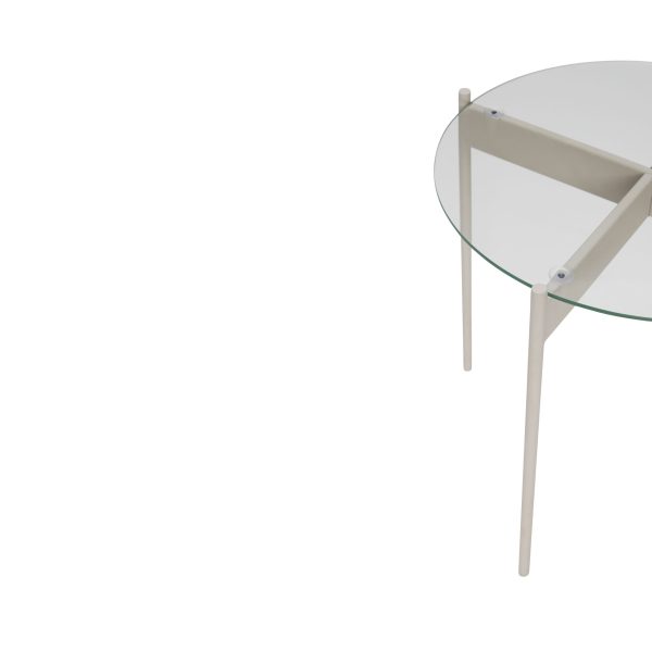 Et minimalistisk rundt glasbord med en unik trebenet hvid metalramme, der viser et interiørdesignelement, sat mod en almindelig hvid baggrund.