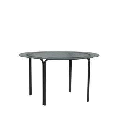 Et rundt bord med en tekstureret grå overflade og tynde sorte metalben fra TomorrowsDesign, set på en almindelig hvid baggrund.