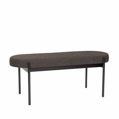 En moderne bænk med et mørkegrå polstret sæde og tynde sorte metalben, isoleret på en hvid baggrund. Dette stykke blander perfekt design og funktionalitet.