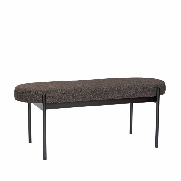 En moderne bænk med et mørkegrå polstret sæde og tynde sorte metalben, isoleret på en hvid baggrund. Dette stykke blander perfekt design og funktionalitet.