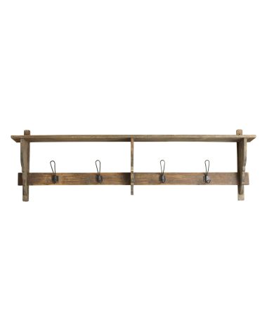 En rustik knagerække i træ med fem metalkroge og en øverste hylde, designet til interiørbrug, isoleret på en hvid baggrund.