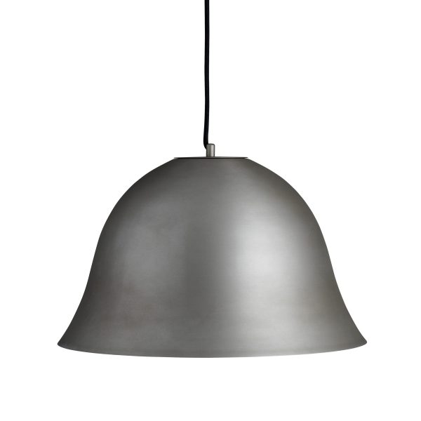 En enkel moderne pendel (NORR11 - Cloche Two Pendel) med en mat grå finish, hængende fra loftet med en sort ledning, isoleret på en hvid baggrund.