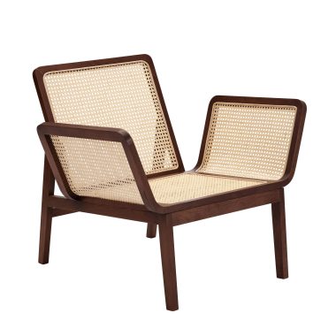 En træstol med skrå ryg og sæde, begge med et lys beige vævet stokmønster fra TomorrowsDesign, isoleret på en hvid baggrund.