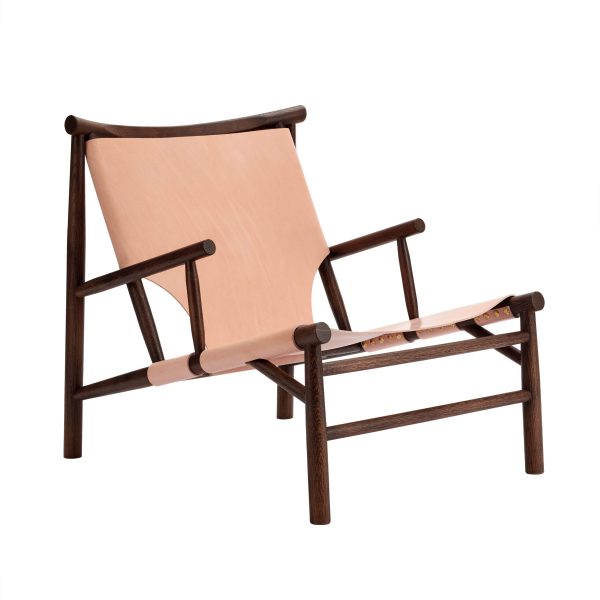 En moderne træfoldestol med et lys pink kanvas ryglæn og sæde, isoleret på en hvid baggrund. Stolen har en lækker, minimalistisk designmøbler med mørkbejdset træ.