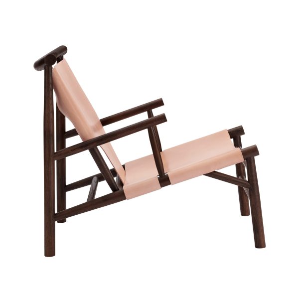 En dækstol i træ med mørkt stel og lys pink stof, designet af TomorrowsDesign, isoleret på en hvid baggrund. Stolen er vinklet for at vise både sæde og ryglæn.