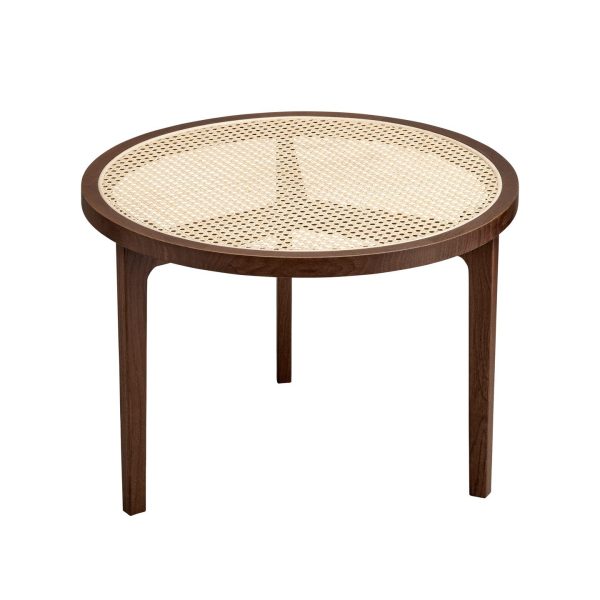 EN NORR11 - Le Roi Sofabord Ø60 med en top af sukkerrør, isoleret på hvid baggrund. bordet har et enkelt design med tre buede ben.