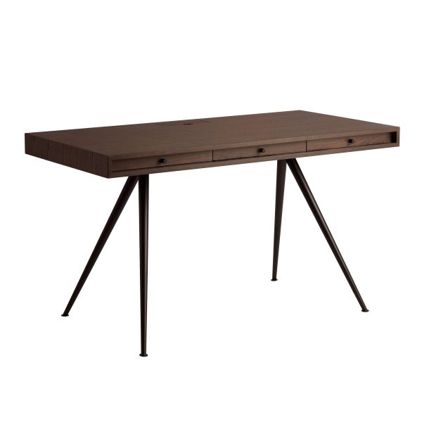 Et moderne, mørkebrunt skrivebord i træ med tre skuffer, designet af TomorrowsDesign, understøttet af kantede metalben. Skrivebordet står på en almindelig hvid baggrund.