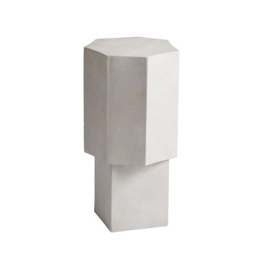 En minimalistisk skulptur bestående af to geometriske former, en terning og et rektangulært prisme, lavet af hvid marmor, vist på en almindelig baggrund.