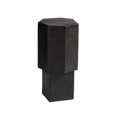 En mørkebrun geometrisk træ NORR11 - Kvarts sidebord med et forenklet, abstrakt design med to stablede blokke med flade overflader, isoleret på en hvid baggrund.