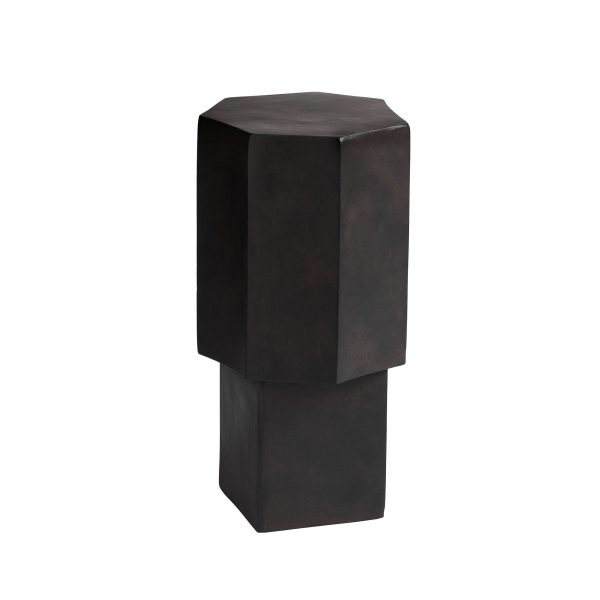 En mørkebrun geometrisk træ NORR11 - Kvarts sidebord med et forenklet, abstrakt design med to stablede blokke med flade overflader, isoleret på en hvid baggrund.