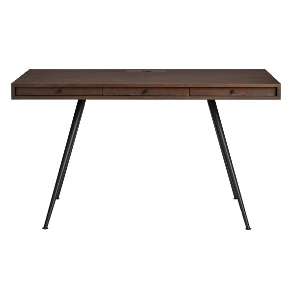 Et moderne minimalistisk skrivebord med en bordplade af mørkt træ med tre skuffer, understøttet af hårnåleben i sort metal. Skrivebordet er placeret mod en almindelig hvid baggrund, der repræsenterer et elegant møblerdesign.