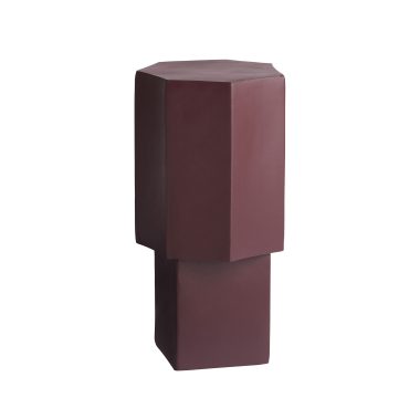 En minimalistisk skulptur af en NORR11 - Quartz Skænk, en mørkebrun geometrisk figur, der ligner en abstrakt menneskelig form, bestående af rektangulære blokke stablet lodret.