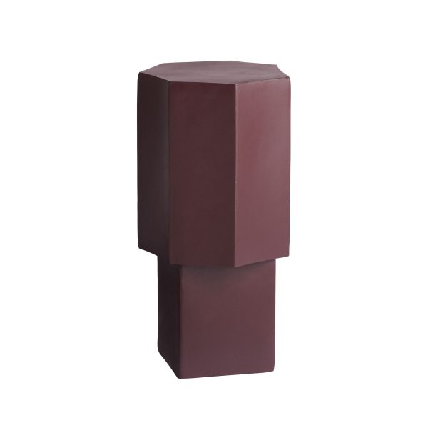 En minimalistisk skulptur af en NORR11 - Quartz Skænk, en mørkebrun geometrisk figur, der ligner en abstrakt menneskelig form, bestående af rektangulære blokke stablet lodret.