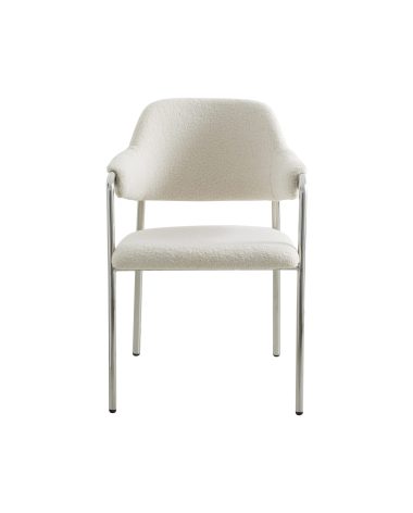 Moderne stol med sæde og ryglæn i hvid bouclé-stof, understøttet af et elegant kromstel fra TomorrowsDesign, isoleret på en hvid baggrund.