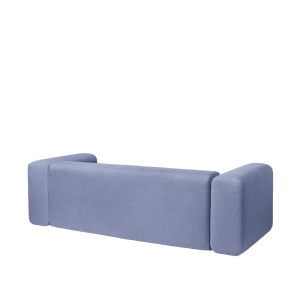 En moderne blå sofa med afrundede armlæn på en almindelig hvid baggrund. Sofaen har en minimalistisk designmøbler og en glat stoffinish.