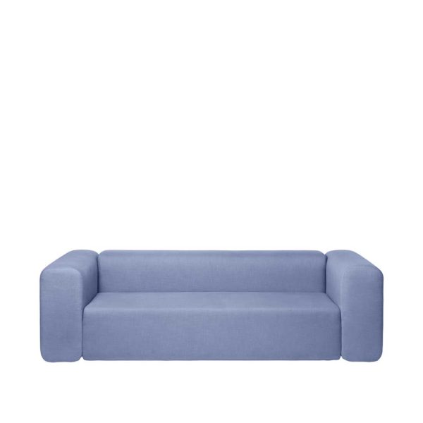 En minimalistisk lyseblå sofa med en glat stoffinish og afrundede armlæn, designet af TomorrowsDesign, isoleret på en almindelig hvid baggrund.