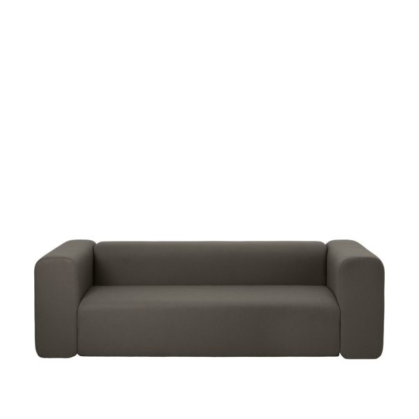 En minimalistisk koksgrå sofa med en glat stoffinish og tykke, firkantede arme, isoleret mod en almindelig hvid baggrund, eksemplificerer moderne designmøbler-æstetik.