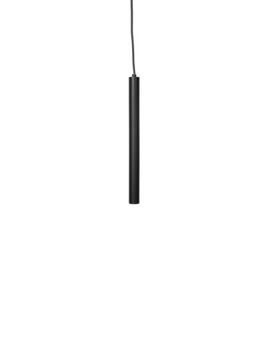 En simpel NORR11 - Pipe One Pendel pendel hængende fra en sort ledning mod en hvid baggrund.