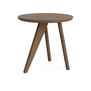 Et rundt sidebord i træ med tre tilspidsede ben fra TomorrowsDesign, isoleret på en hvid baggrund.
