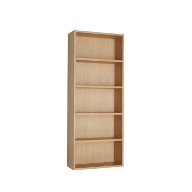 En høj, lodret bogreol i lyst træ med fem hylder, isoleret på en hvid baggrund, eksemplificerer moderne møbler design.