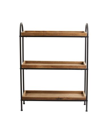 En tre-lags reol med træhylder og en sort metalramme, designet af TomorrowsDesign, isoleret på en hvid baggrund.