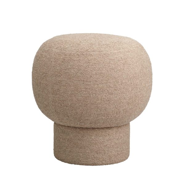 En solbrun, cylindrisk design skammel af stof mod en hvid baggrund. Skaffen har en afrundet pude på toppen og en kort cylindrisk base, begge betrukket med tekstureret, beige polstring.