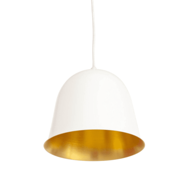 A NORR11 - Cloche One Pendel med en blank finish, med et guldinteriør, ophængt i et hvidt kabel mod en almindelig hvid baggrund.