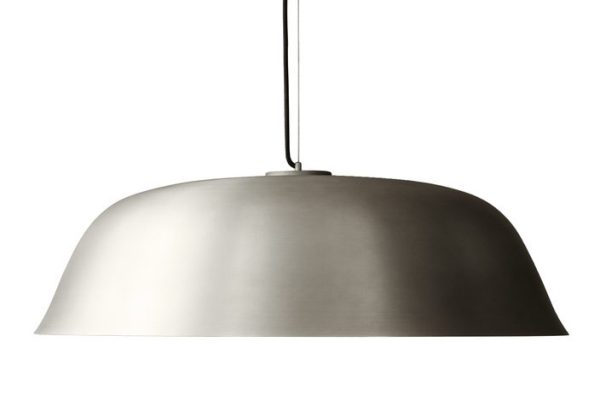 EN NORR11 - Cloche Three Pendel pendel med børstet metalfinish, ophængt i et tyndt kabel mod en solid hvid baggrund.