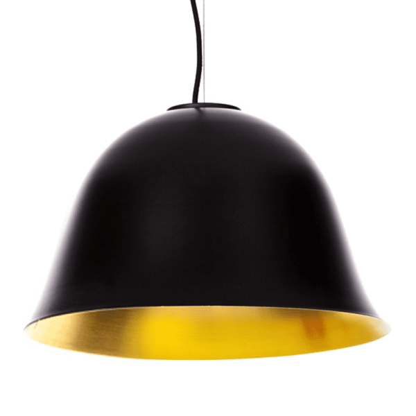A NORR11 - Cloche Two Pendel med en blank finish, hængende i et sort kabel. Lampens indre er farvet guld, hvilket reflekterer et varmt lys.
