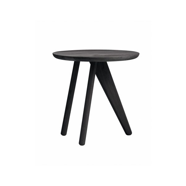 EN NORR11 - Fin Sidebord med tre skrå ben, isoleret på en hvid baggrund.