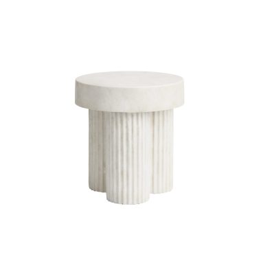 En hvid marmor skammel med en cirkulær top og ribbet, cylindrisk base fra TomorrowsDesign, isoleret på en hvid baggrund.
