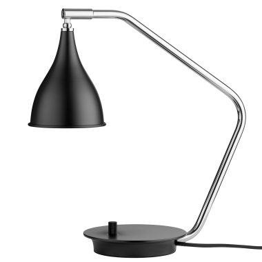 EN NORR11 - Le Six Bordlampe med en buet hals og en stor konisk skærm, stående på en flad cirkulær base, isoleret på en hvid baggrund.