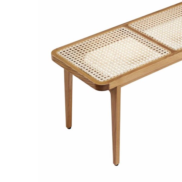 En træbænk med et glat, rektangulært design med tre sektioner af vævet rattan på sædet, isoleret på en hvid baggrund. Bænken har slanke, tilspidsede ben og inkarnerer elegancen af skandinavisk designmøbler.