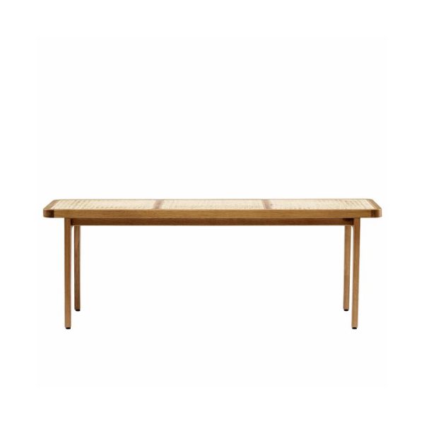 En simpel træbænk med sæde med tremme og fire tilspidsede ben, isoleret på en hvid baggrund. Træet fremstår lyst i farven, hvilket tyder på en minimalistisk stil i TomorrowsDesign.