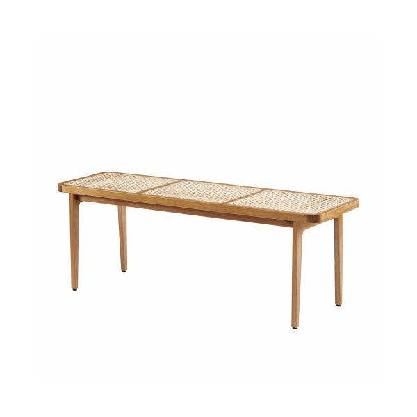 En lang, smal træbænk med en lysebrun finish og tre vævede stokpaneler på sædet, sat mod en almindelig hvid baggrund. Dette stykke legemliggør perfekt moderne designmøbler-æstetik.