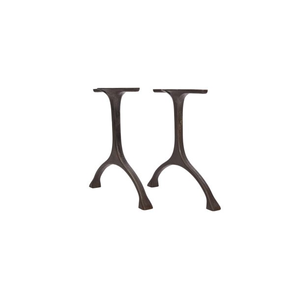 To NORR11 - Maiden Bordben (Sæt af 2) med et buet, minimalistisk design, vist på en almindelig hvid baggrund. de er mørke og robuste, står oprejst og adskilt fra hinanden.
