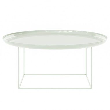 Et ovalt sofabord i glas med en minimalistisk metalramme, sat mod en almindelig hvid baggrund. NORR11 - Duke Sofabord Ø90 har et slankt, moderne design.