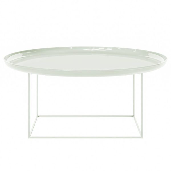 Et ovalt sofabord i glas med en minimalistisk metalramme, sat mod en almindelig hvid baggrund. NORR11 - Duke Sofabord Ø90 har et slankt, moderne design.