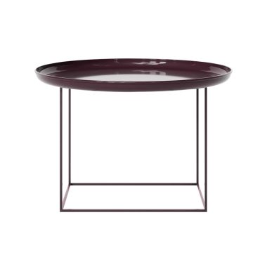 Et moderne sofabord med en blank rødbrun plade og en minimalistisk sort metalbund, isoleret på en hvid baggrund, er perfekt til moderne designinteriører.