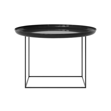 En minimalistisk sort rund NORR11 - Duke Sofabord Ø70 med en blank top og en tynd, geometrisk metalbund, præsenteret på en hvid baggrund.