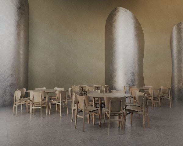En minimalistisk spiseplads med flere træborde og designmøbler stole, placeret på et tekstureret gråt gulv, omgivet af store buede åbninger på okker vægge oplyst af blødt naturligt lys.