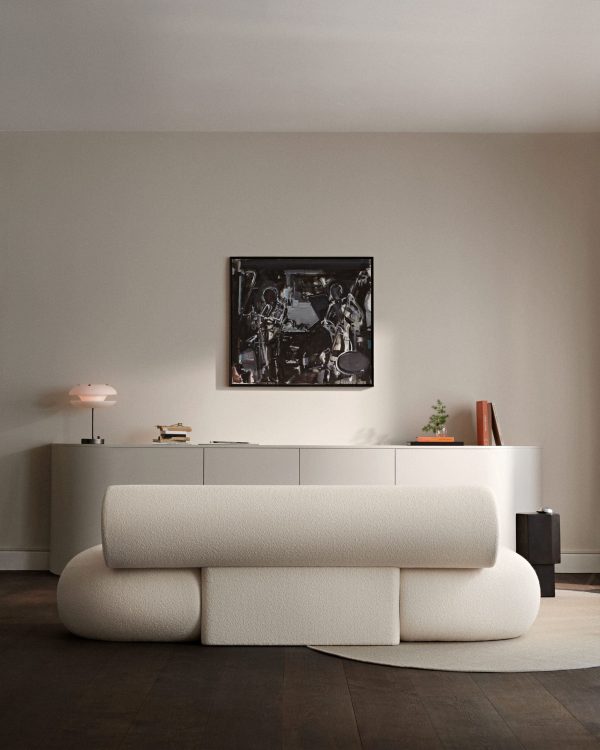 En minimalistisk stue med en beige modulsofa foran et slankt lavt skab. Over kabinettet hænger et sort/hvidt fotografi af en trommeslager. Rummet har en blød, neutral farvepalet med NORR11 - Yo-Yo Bordlampe udstillet.