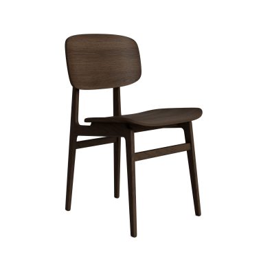 En enkel mørk træstol med buet ryglæn og fladt sæde, isoleret på en hvid baggrund, perfekt til designmøbler-entusiaster.