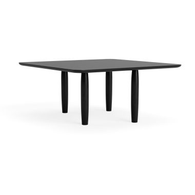 Et moderne sort bord med en glat, uregelmæssig sekskantet plade og fire slanke ben, designet af TomorrowsDesign, isoleret på en hvid baggrund.