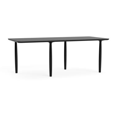 EN NORR11 - Oku Spisebord L200 med en glat top og fire slanke ben, isoleret på en hvid baggrund. bordet har et enkelt, moderne design.