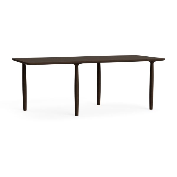 Et enkelt, elegant mørkt træbord med afrundede kanter og slanke ben, isoleret på en hvid baggrund, der afspejler et tidløst design.