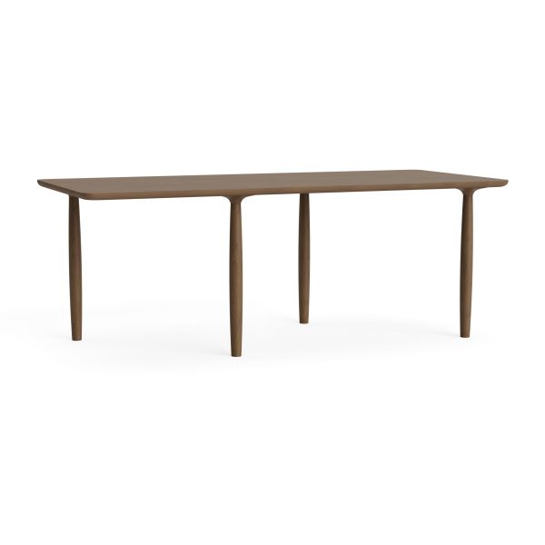 Et minimalistisk spisebord i træ med en glat, aflang oval plade og fire slanke, tilspidsede ben. Bordet er sat mod en almindelig hvid baggrund og fremviser elegant *designmøbler* stil.